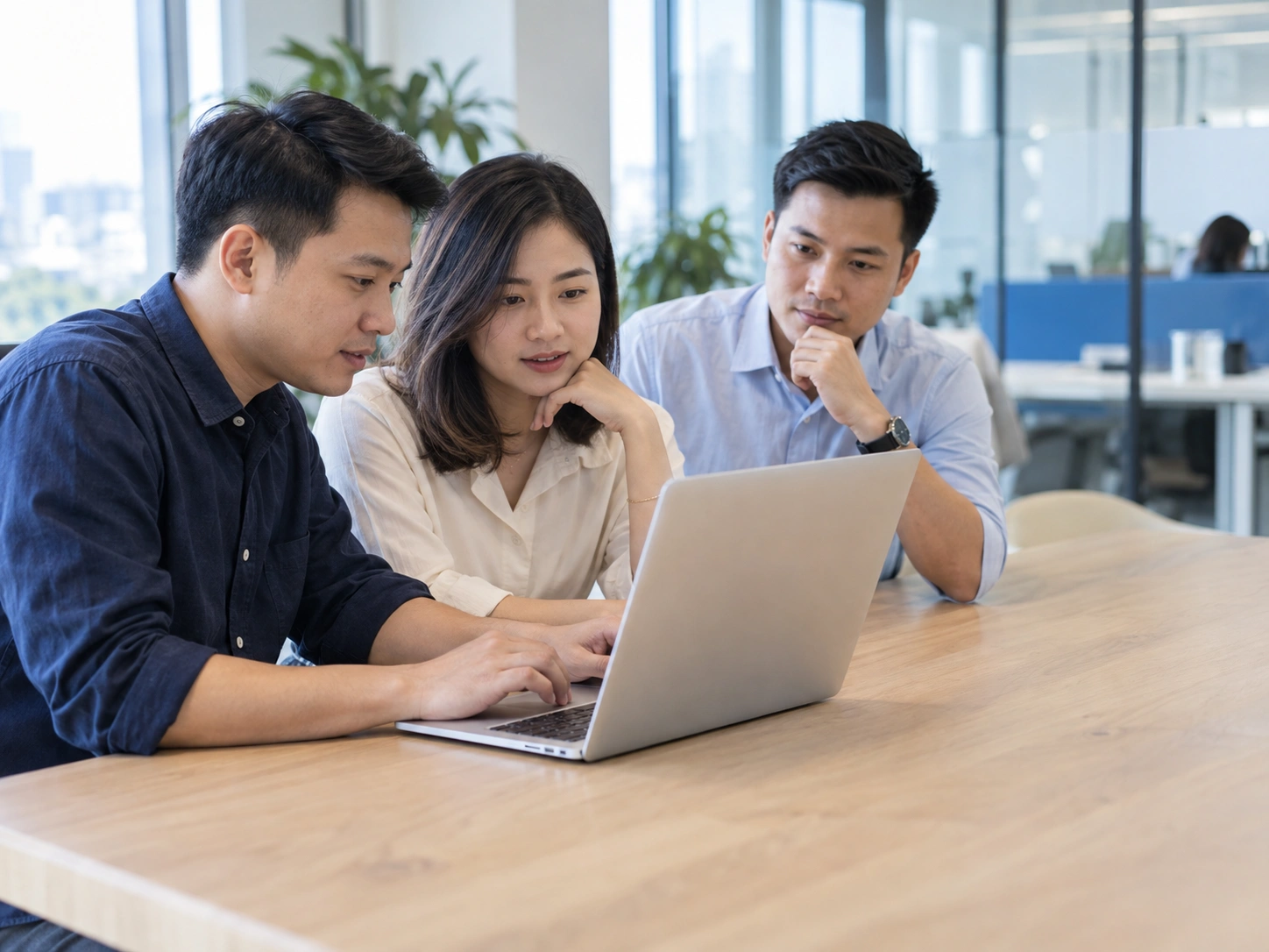 Đội ngũ IDATA làm việc trên dự án website và hạ tầng máy chủ